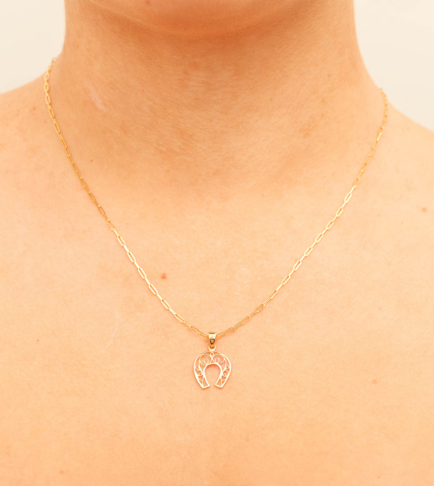 14k Gold Horseshoe Filigree Charm Pendant Necklace - 14K - OLIVE & CHAIN Fine Jewelry